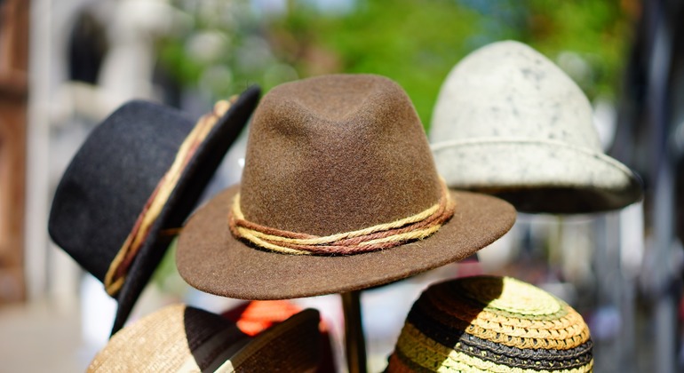 Visite du Marais avec cours de mode et de chapeaux Fournie par PARIS CELEBRITY TOURS