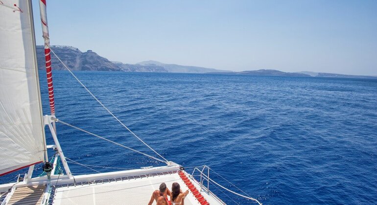 Cruzeiro em Santorini num catamarã com churrasco e bar aberto