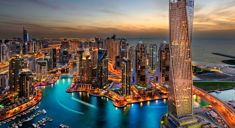 Jantar no Dubai à noite com cruzeiro Dhow na Marina Organizado por Surprise Tourism LLC