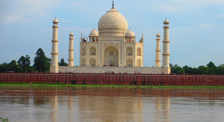 Taj Mahal bei Sonnenaufgang und Agra Tagestour ab Delhi Bereitgestellt von Nikita Holidays