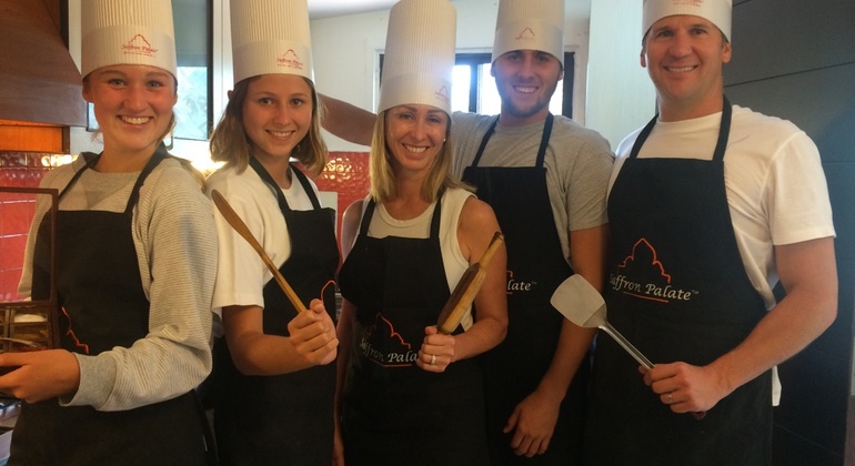 Corso di cucina con le mani in pasta