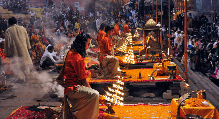 Excursão de Aarti à noite em Varanasi, India