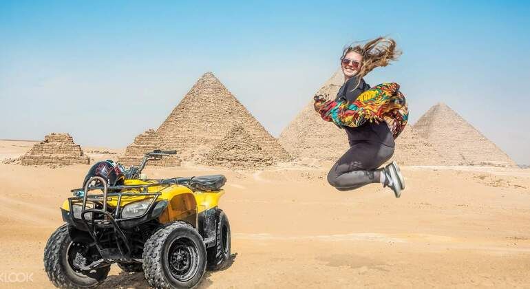 60 minuti di tour privato in quad nel deserto intorno al Sahara e alle piramidi di Giza