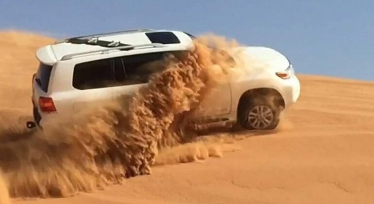 Safari dans le désert en soirée