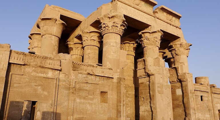 Excursion d'une journée aux temples d'Edfou et de Kom Ombo depuis Louxor