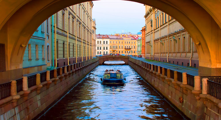 boat-tour-of-saint-peterburg-es-1