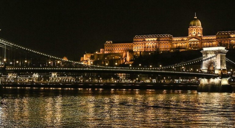 Abendliche Kreuzfahrt mit ungarischem Abendessen auf der Donau