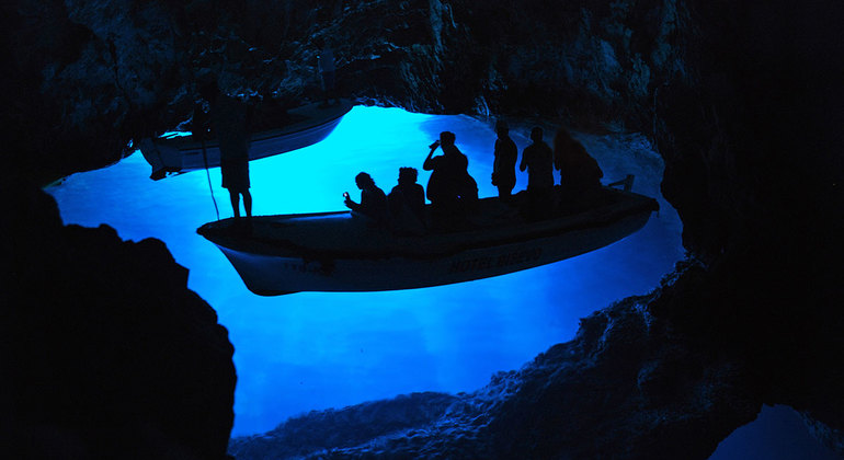 Viagem de um dia à Gruta Azul e à Ilha de Hvar a partir de Split Organizado por Vetus Itinera 