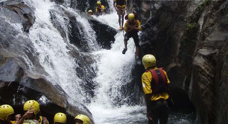 Aventura de canoagem em Kitulgala, Sri Lanka