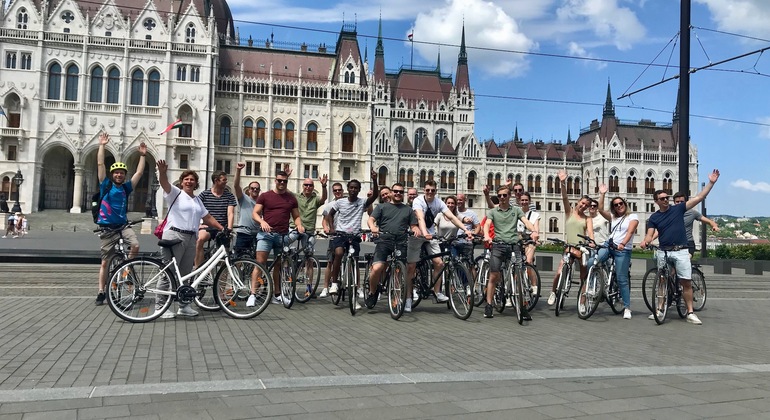 Passeio de bicicleta gratuito em Budapeste Organizado por E-Magine Tours Budapest 