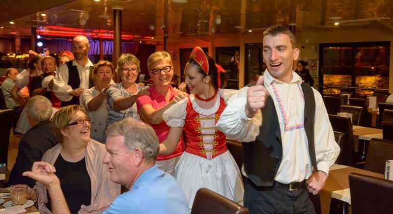 Crucero por el Danubio con bailes folclóricos y bebidas Operado por Silverline Cruises 