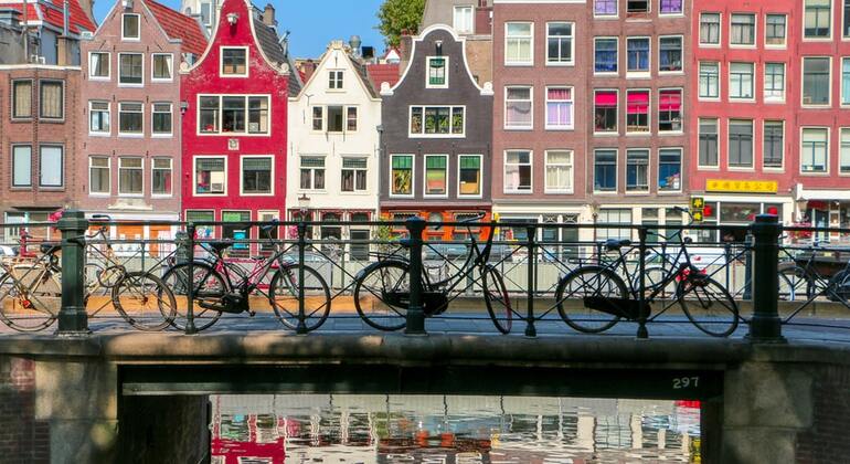 Amsterdam im Wandel der Jahrhunderte und das Leben auf den Grachten Bereitgestellt von Aleksandar Ristanovic