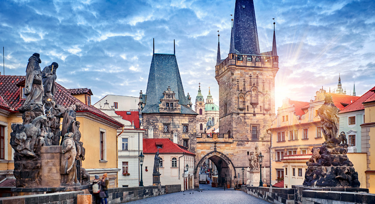 castle-tour-with-interiors-charles-bridge-es-1