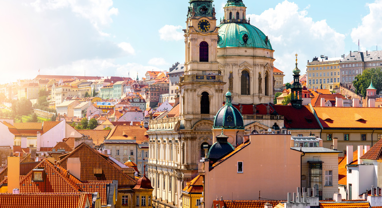 castle-tour-with-interiors-charles-bridge-es-2