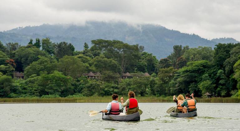 Canoagem e caminhada na floresta no Lago Duluti, em Arusha