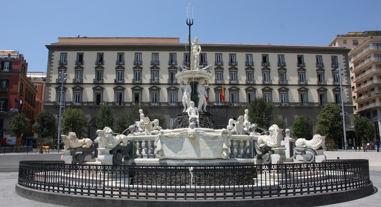 Kostenlose Tour Panoramablicke und Kontraste von Neapel, Italy