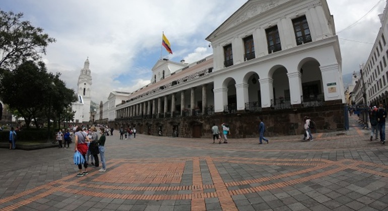 Quito, seine Altstadt und die Mitte der Welt Bereitgestellt von Gustavo Tupiza