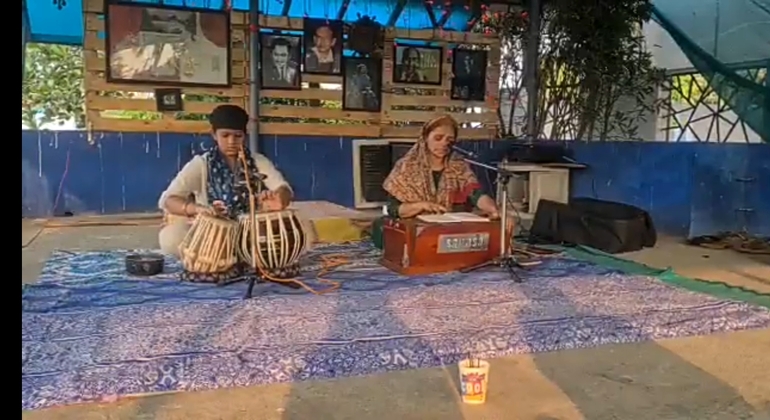 Yoga mit Musik und Mahlzeiten, India