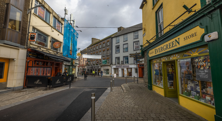 Excursão a pé gratuita pelo melhor de Galway Organizado por Yellow Umbrella Tours