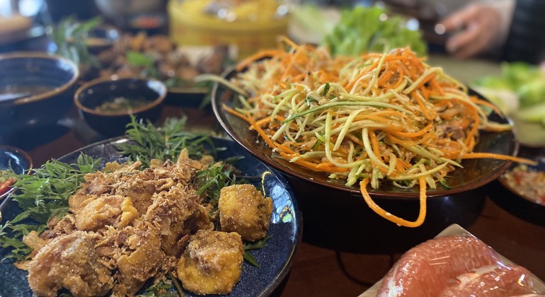 Hanoi: 7 Kostproben Street Food Walking Tour und Train Street Bereitgestellt von LE VAN SANG