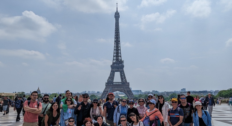 free-tour-around-the-eiffel-tower-the-arc-of-triomphe-es-2