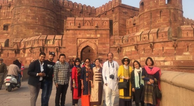 Excursión de día completo al Taj Mahal y Agra en tren superrápido Operado por Amman Travels