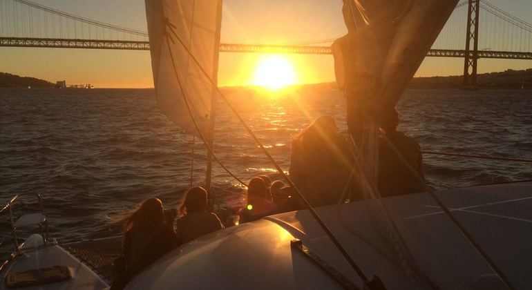 Privates Segeln bei Sonnenuntergang in Lissabon