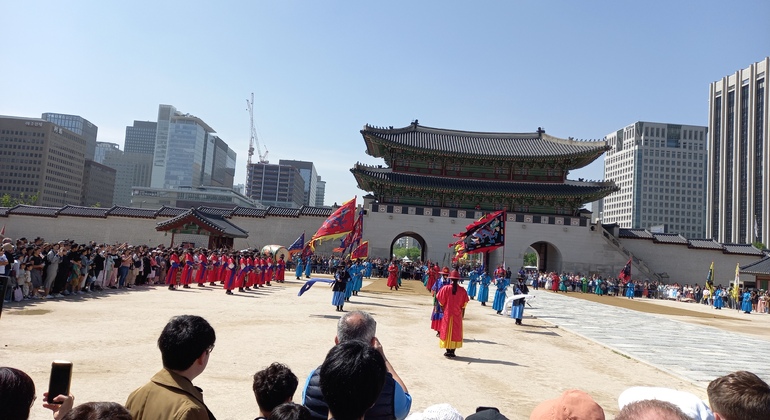 Tour to Gyeongbokgung Palace, Folk Museum, Bukchon Village