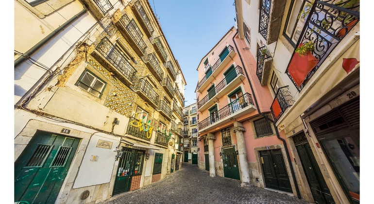 Oltre il percorso turistico: Tour a piedi gratuito del quartiere moresco Fornito da Walk and Talk Free Tours Lisbon