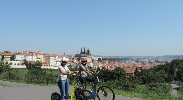 Curiosidades de Praga - Tour en E-scooter de 2 horas Operado por Prague on Segway