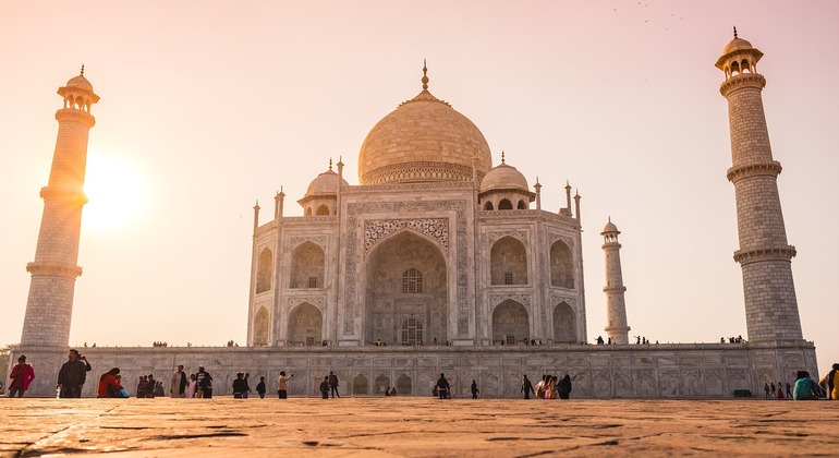 Viagem dourada com o Taj Mahal