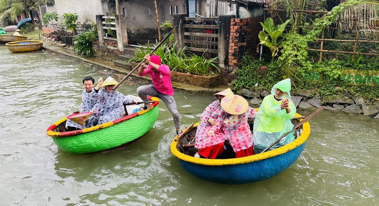 Hoi An: Experiencia en barco con cestas de bambú por el río Thu Bon Vietnam — #13