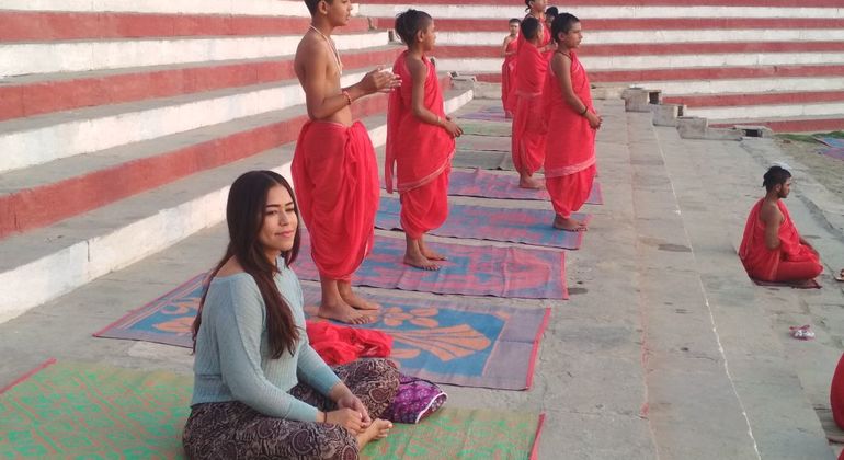 Paseo en Barco por Benarés con Yoga Operado por Varanasi Excursion
