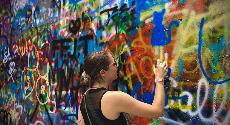 Comuna 13 GraffiTour com pintura a spray - Arte de rua e história