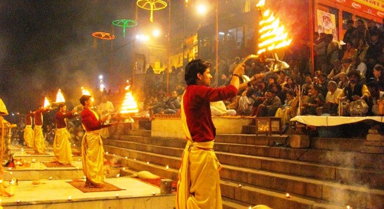 Varanasi Tour: Aarti nocturno con cena Operado por Varanasi Excursion
