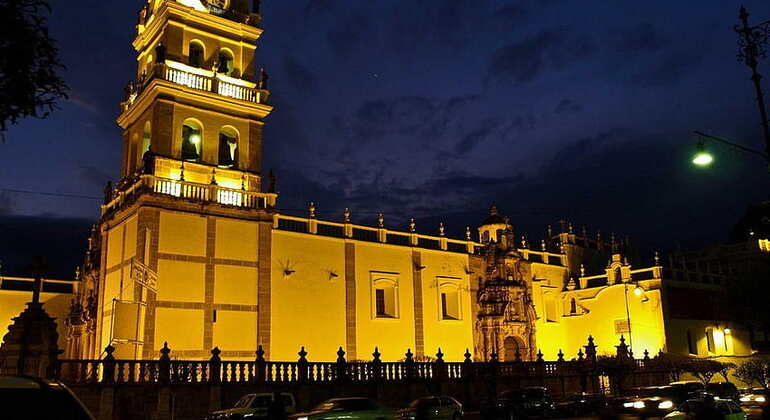 Tour Nocturno Gratis: Bebidas locales, torres coloniales y la belleza de Sucre, Bolivia