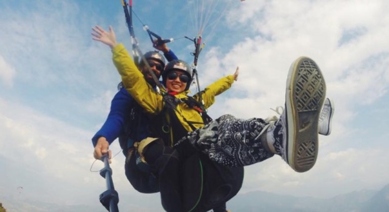 Parapente em Pokhara Nepal Organizado por himalayan sanctuary adventure private limited