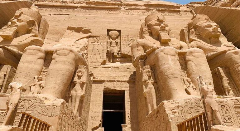 Tour zu den Tempeln von Abu Simbel auf der Straße von Assuan Bereitgestellt von Egypt Best Vacations