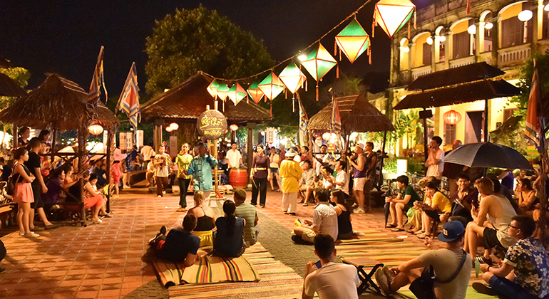 Promenade en bateau aux lanternes à Hoi An, avec des jeux de chants folkloriques et des plats locaux