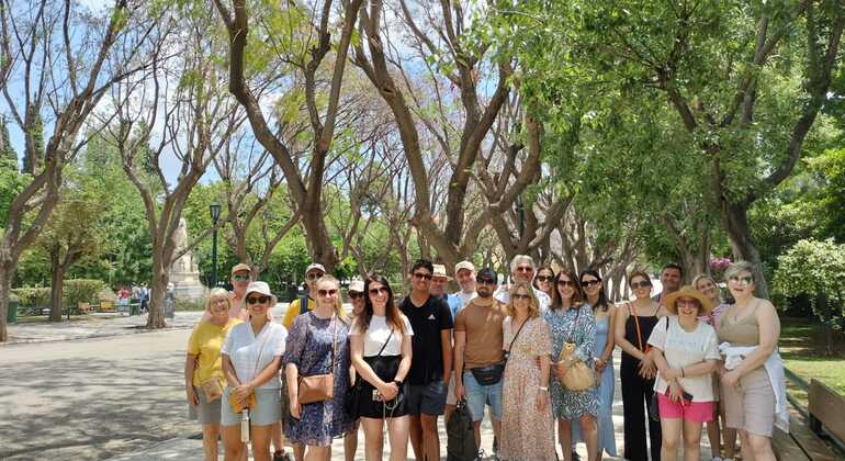 athens-free-evening-walking-tour-es-2