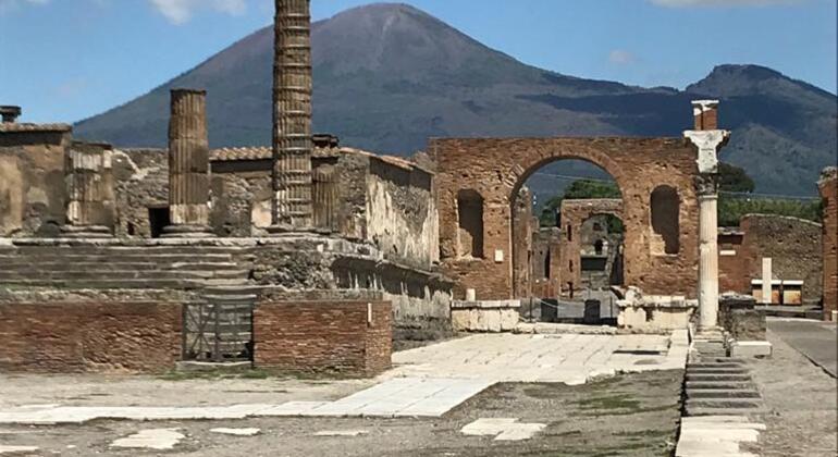 exploring-pompeii-its-ruins-es-5