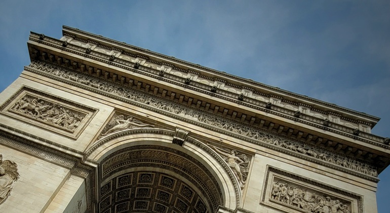 Free Tour Caminando por Arco de Triunfo y Torre Eiffel Operado por Hatlas tours Paris