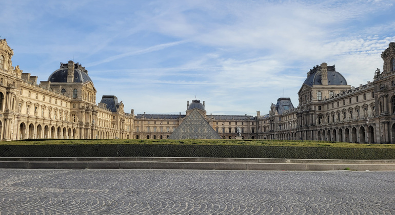 Tour a piedi gratuito con cuffie nel centro di Parigi Fornito da Hatlas tours Paris