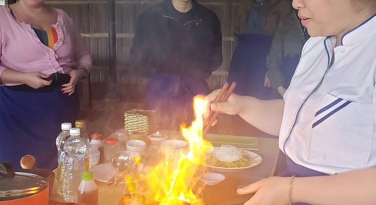 Visita al mercado, cesta barco y clase de cocina Operado por Tran Huy 