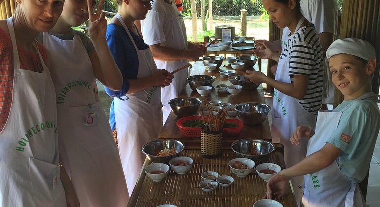 Aula de culinária para o almoço/jantar com um chef local Organizado por Tran Huy 