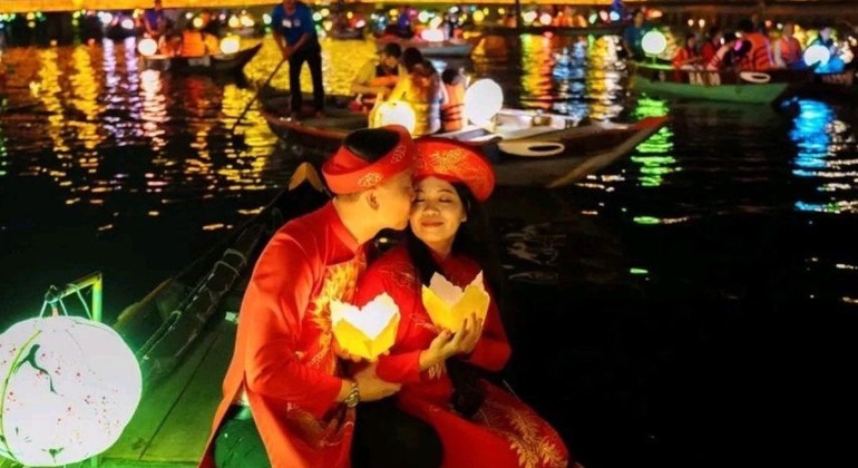 Passeio noturno de barco e lançamento de lanternas no rio Hoai