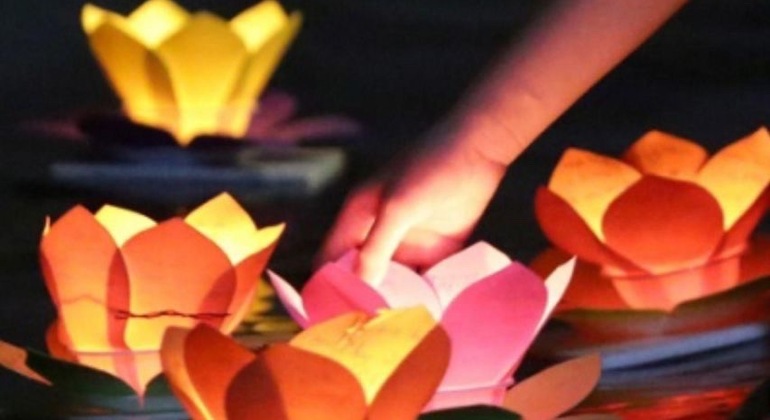 Paseo nocturno en barco y suelta de linternas en el río Hoai Vietnam — #5