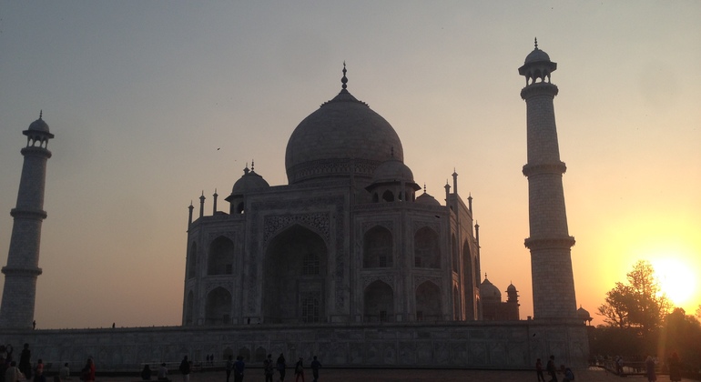 Nascer do sol no Taj Mahal com um especialista local