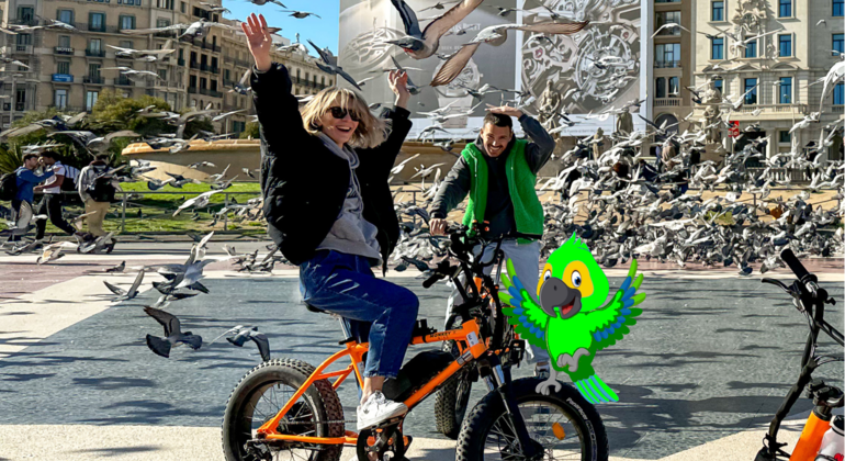 Visita guiada en bicicleta: Las 25 mejores atracciones de Barcelona, Guía local. Operado por ORANGE FOX S.L.