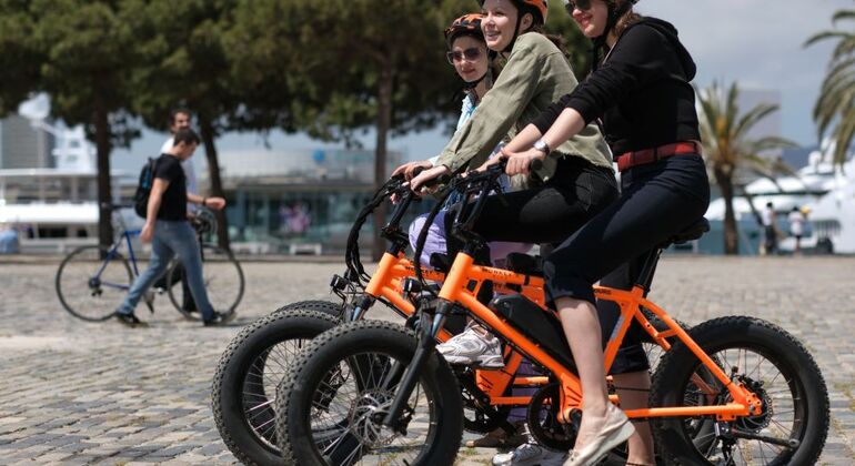 Tour in bicicletta elettrica: Montjuic e le 17 principali attrazioni di Barcellona Fornito da Orange Fox Tours